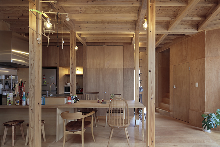 大阪府河内長野市に建つ住宅キノコハウスの木造を現したキッチンデザイン